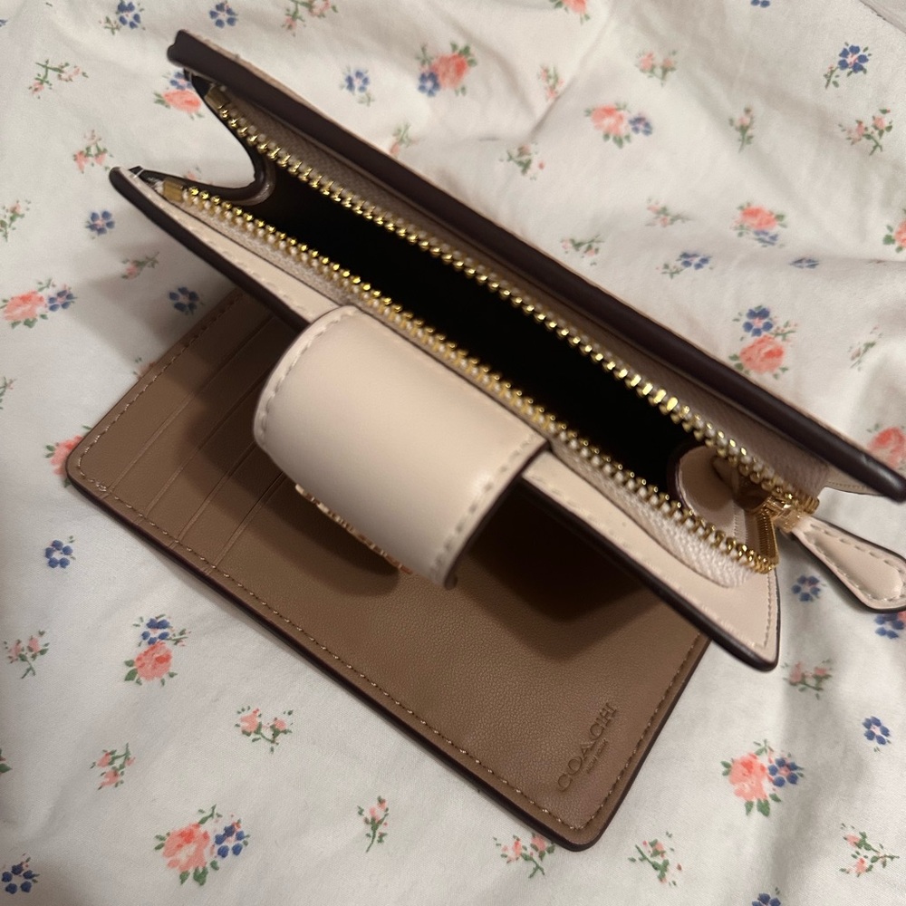 Authentic Coach Medium Corner Zip Wallet - image 4